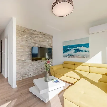 Apartman Mediteran Luxury Penthouse With Jacuzzi Mandre