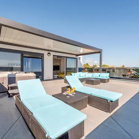 Mediteran Luxury Penthouse With Jacuzzi شقة ماندري