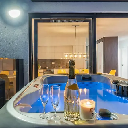 Mediteran Luxury Penthouse With Jacuzzi شقة ماندري